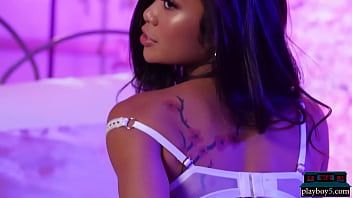 Putar Asia teen babe vina sky sempurna dalam stoking berpose untuk playboy