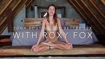 Reproduzir Rotina de ioga para um sexo melhor - com a professora de sexo roxy fox