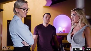 Abspielen Die immer kämpfenden Stiefmutter-Milfs Kenzie Taylor und Caitlin Bell brauchten eine Intervention von ihrem Stiefsohn