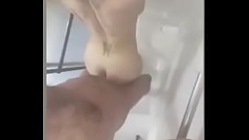 播放 布鲁克林追逐在淋浴时被责骂