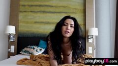 Reproduzir Petite gata asiática chloe rose rosa estriado solo com peitos pequenos