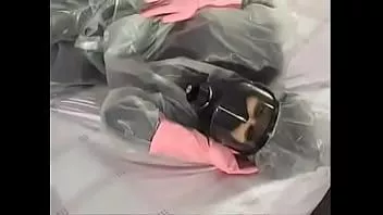Oynat Pembe eldivenler, plastik takım elbise ve gaz maskesi