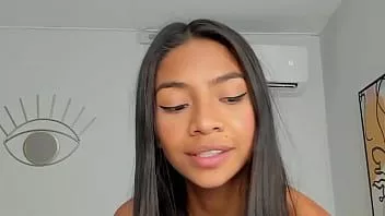 播放 华丽的哥伦比亚camgirl在凸轮上玩弄她光滑的阴户