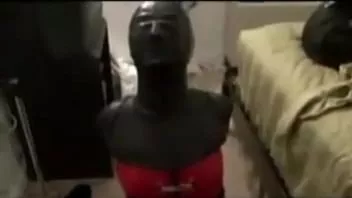 تشغيل يجب أن تحرر فتاتي المقيدة المقيدة من اللاتكس نفسها