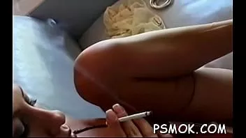 Oynat Baştan çıkarıcı kadın sıkı cooter ile oynuyor