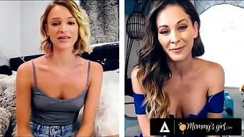 Reproduzir Mommysgirl sedenta emma hix e madrasta cherie deville compartilham sua boceta molhada na câmera