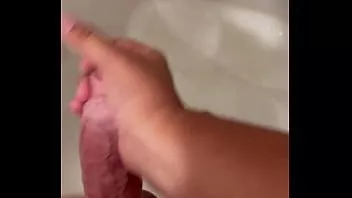 Reproduzir Fazendo uma punheta no amigo do marido enquanto ele está no banho - marido em outro quarto