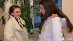 Riproduci Orgia con rimorchio: due giovani tentatrici e le loro tette vengono riempite di sperma in un violento rapporto a quattro