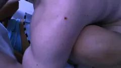 播放 娇小的拉丁少女与受欢迎的学生经历了真正的高潮