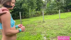 Redare Blonda curvă în bikini pedepsită în aer liber: BDSM real de casă, dom masculin, lovitură și esperma!