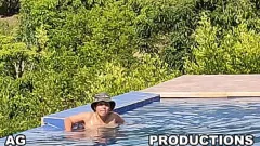 Reproducir Película 4K: Un chapuzón en la piscina del campamento nudista con Garabas y Olpr