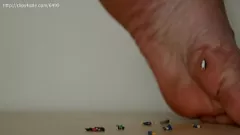 Afspelen Dominante Lexani Banks verplettert gekrompen 'vlooien' in POV-voetaanbiddingporno
