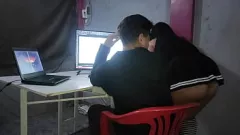 Putar Pekerja Stres Lega dengan Pijat Sensual oleh Wanita Pembersih MILF