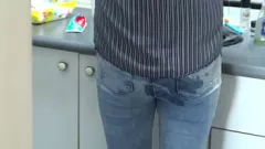 Oynat Üvey Anne Üvey Oğlunu Mastürbasyon Yaparken Yakalar ve Kot Pantolonuna Sıcak Bir Cumshot Alır
