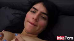Riproduci La piccola adolescente colombiana Blanca InkapornAbby diventa intima con la sua figa rosa