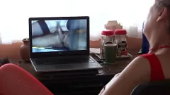 Riproduci MILF voyeuristica viene sorpresa a masturbarsi davanti a cazzi enormi in TV da Stepson