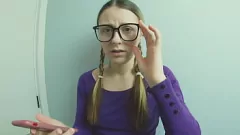 Afspelen Bad Boy transformeert nerdy meisje in cum-bedekte slet