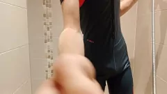 Reproducir Swimsuit Stud se sacude en troncos de natación ajustados