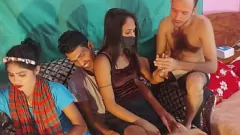 play Desi Foursome: Hot Pary w intensywnym seksie grupowym z głębokim gthroat, Cowgirl i Doggystyle