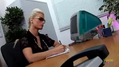 Reproducir Tres milfs cachondos anhelan anal y se llenan en una orgía DP