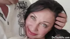 再生 カッコルドの夫は、スタッドが彼のストッキングに覆われた熟女の妻エヴァアンを喜ばせるのを見ています