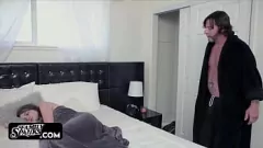 تشغيل زوج الأم يخرج غضبه من كس المراهق الضيق