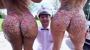 Играть Bangbros - большие задницы Роуз Монро и Лилит Моргенстар, покрытые конфетами (ням)
