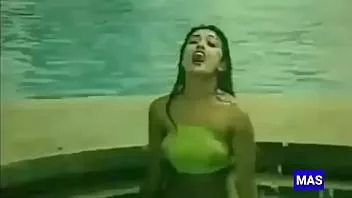 Riproduci Canzone poli sexy (i capezzoli di poli sono leggermente visibili attraverso il suo bikini verde bagnato)