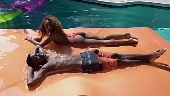 Riproduci Bangbros - La piccola bomba nera brixley benz schizza dappertutto nel grosso cazzo nero di jonathan jordan